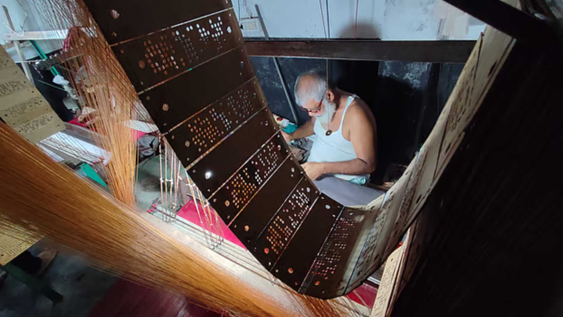 কীভাবে বেনারসি শাড়ি বাংলাদেশে এল, কোথায় কোথায় তৈরি হয় এখন